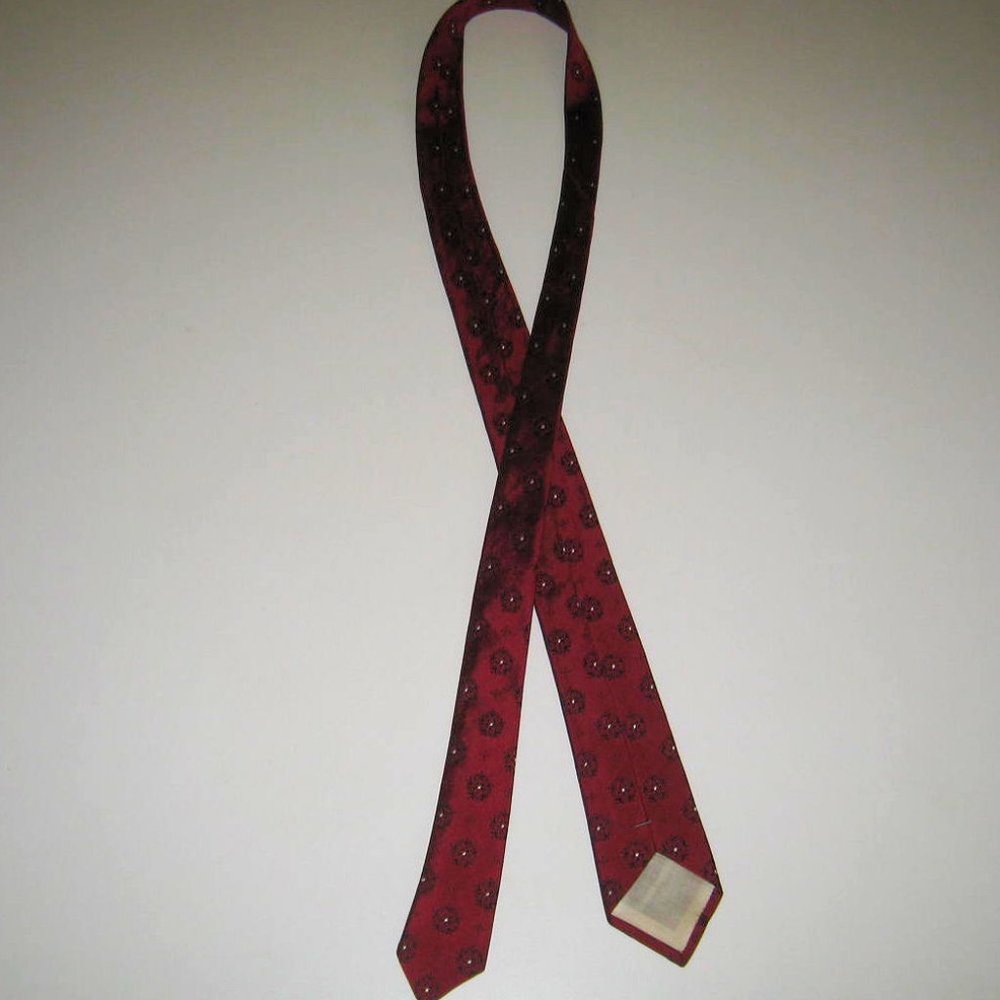 Vintage Skinny Narrow Necktie Red White Geometric 2-1/4 to 1-5/8" x 54.5" Long